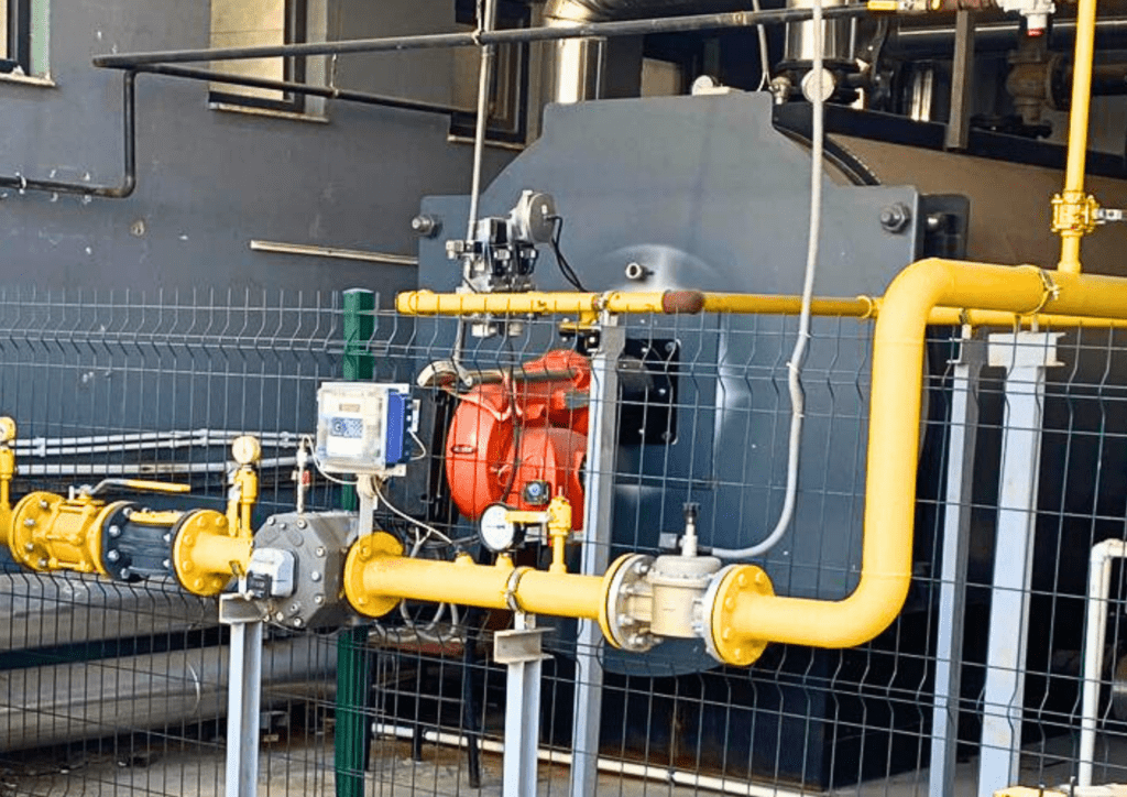 Endüstriyel Doğalgaz Tesisatı, sarı borular, doğalgaz tankı, gaz sayacı