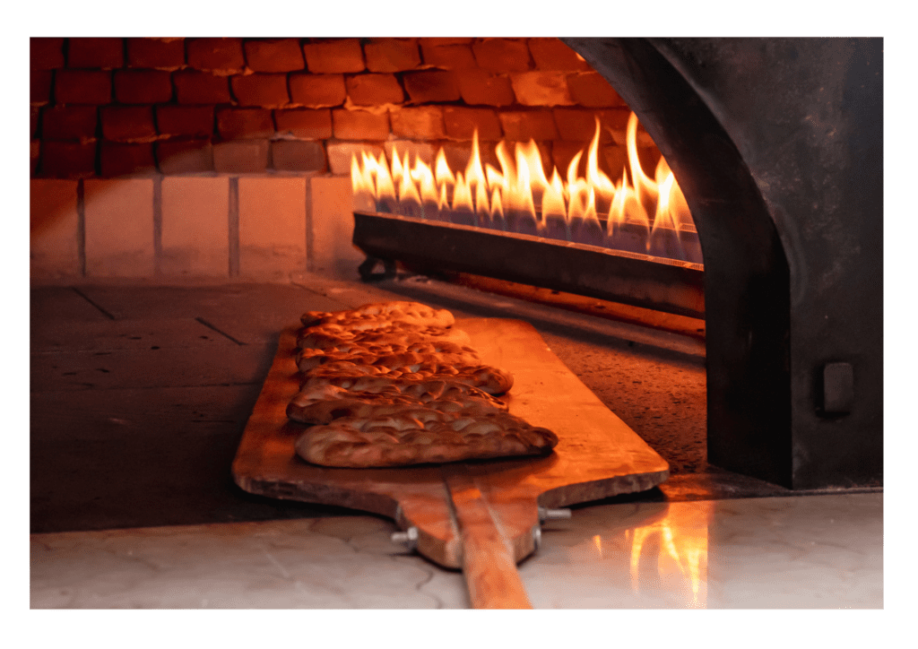 doğalgaz dönüşümü yapılmış pide fırınına pideler fırına gireken