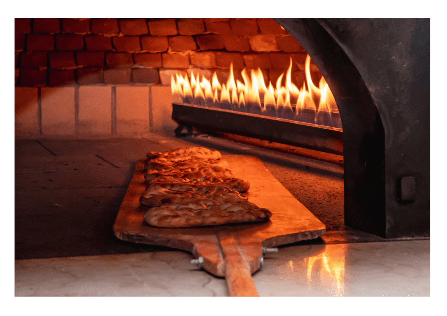 doğalgaz dönüşümü yapılmış pide fırınına pideler fırına gireken