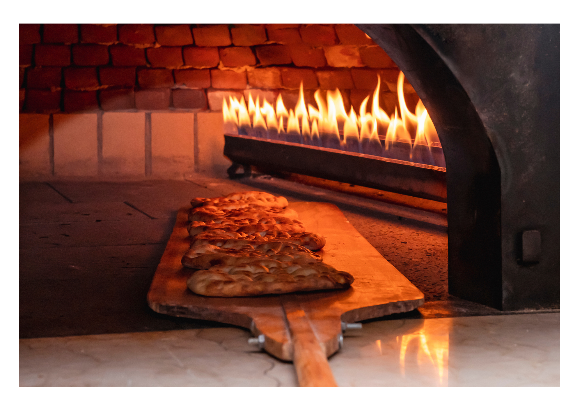 doğalgaz dönüşümü yapılmış pide fırınına pideler fırına gireken