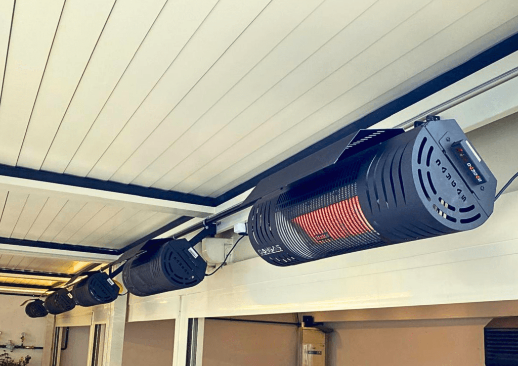 Radyant Isıtıcı bir kafenin tavanında kurulumu tamamlanmış ve çalışıyor