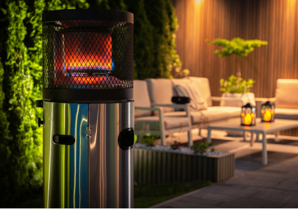 şık bir mekanda silindirik bir radyant ısıtıcı