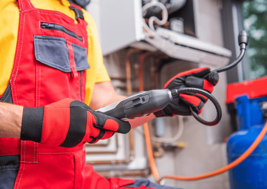 Doğalgaz kaçağını cihazla test eden işçi