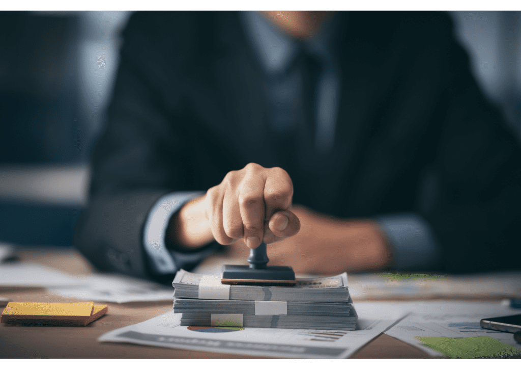 para destelerinin üzerine onay basan takım elbiseli bir erkek