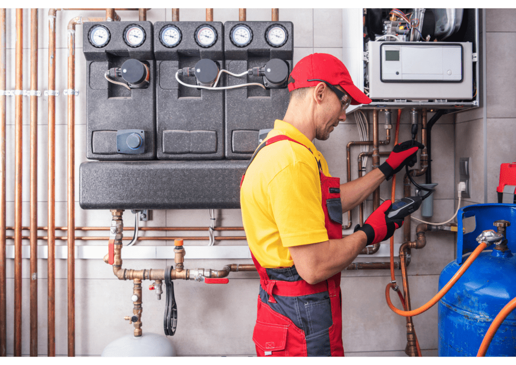 Endüstriyel Doğalgaz tesisatını kontrol eden bir işçi