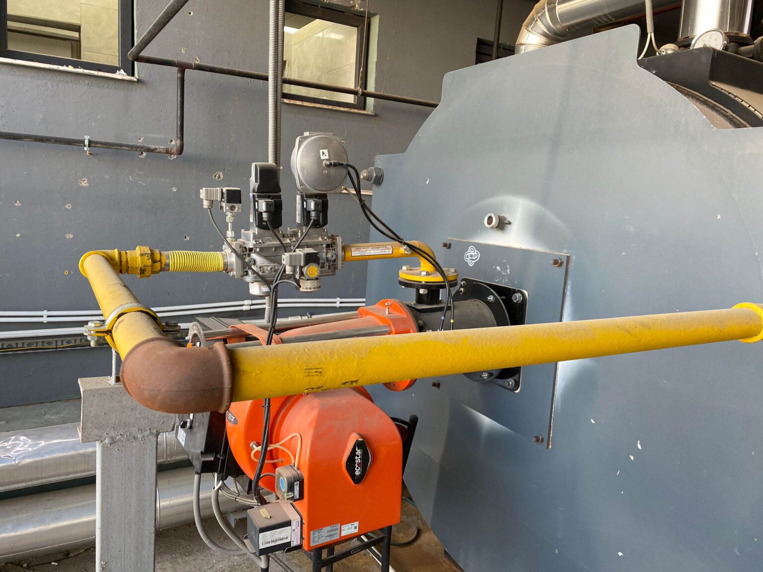 Endüstriyel Doğalgaz Tesisatı, sarı borular, doğalgaz tankı, profilden fotoğraf